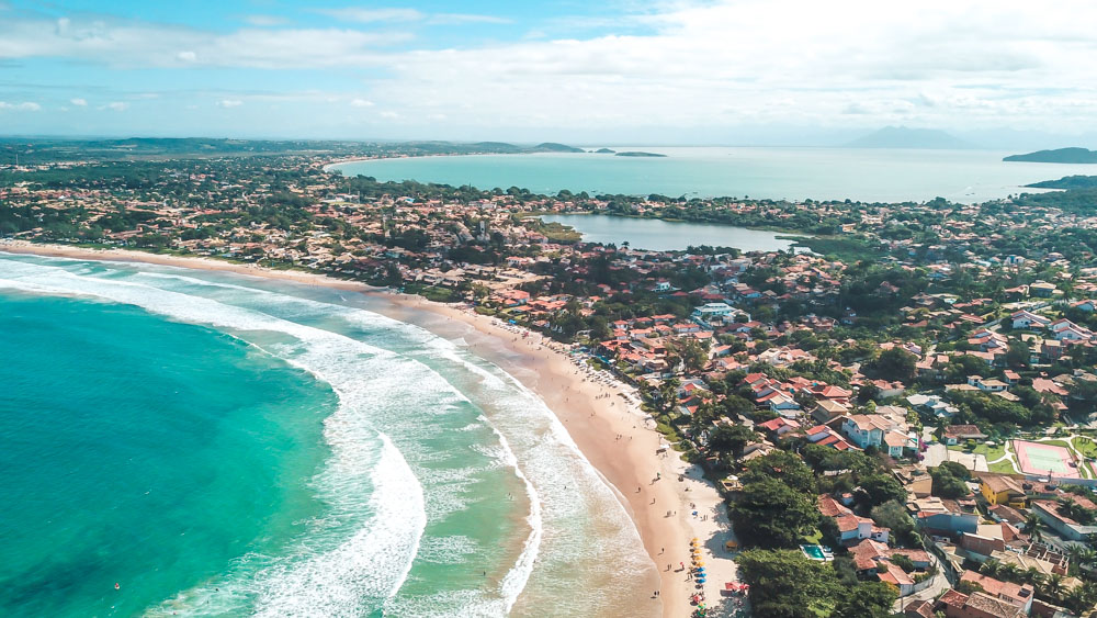 Vista aérea de praia e mar turquesa na Região dos Lagos